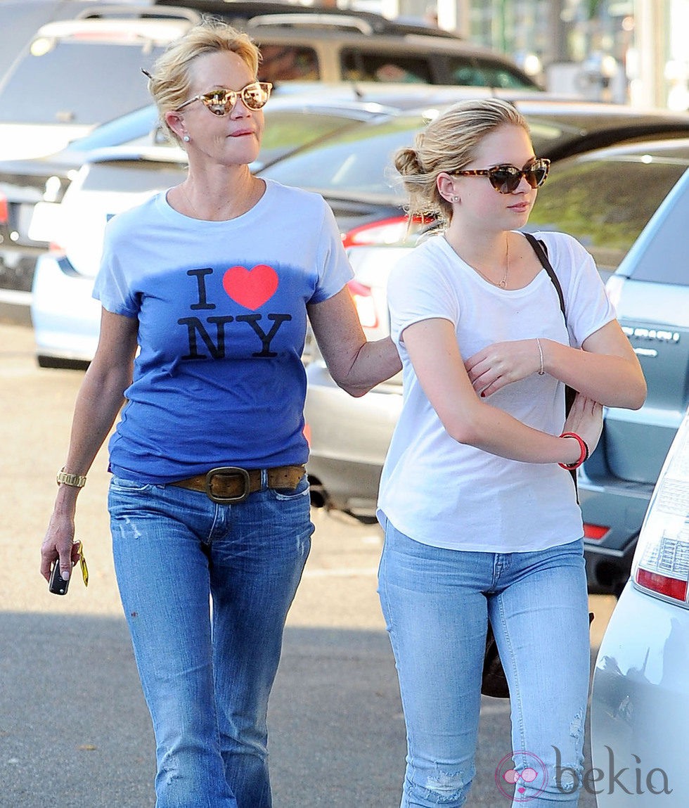 Melanie Griffith y su hija Stella Banderas paseando por Los Angeles