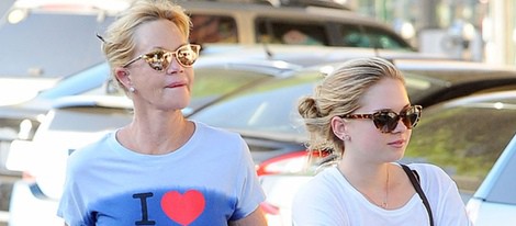 Melanie Griffith y su hija Stella Banderas paseando por Los Angeles