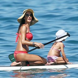 Alessandra Ambrosio y su hija Anja en Maui