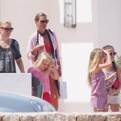 Kate Moss con su hija y unas amigas en Formentera