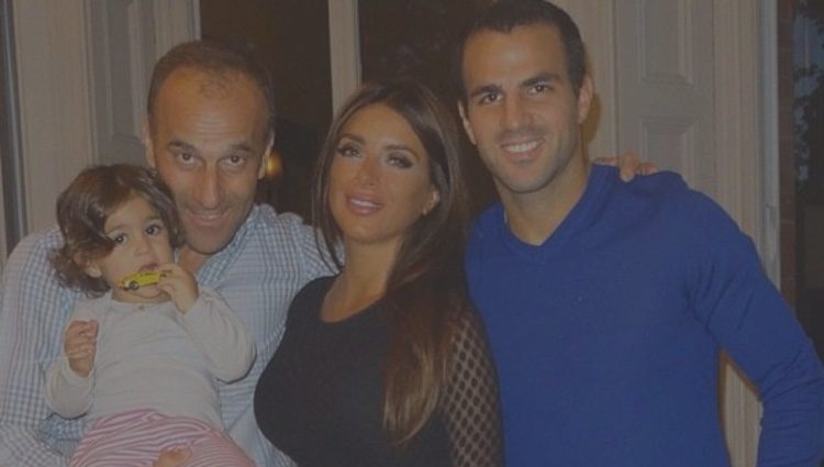 Cesc Fàbregas y Daniella Semaan con su hija Lia y Francesc Fàbregas padre