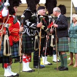 El Príncipe Carlos y la Duquesa de Cornualles en los 'Highland Games' de Ballater.