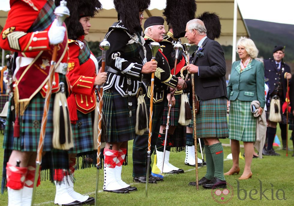 El Príncipe Carlos y la Duquesa de Cornualles en los 'Highland Games' de Ballater.