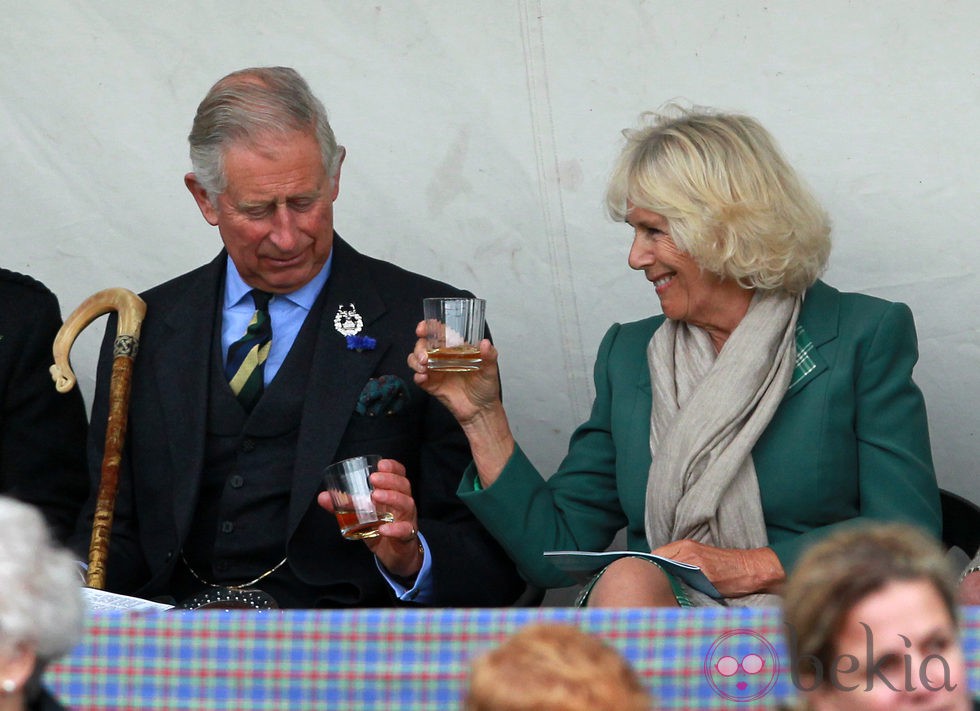 El Príncipe Carlos y la Duquesa de Cornualles brindan en la celebración de los 'Highland Games'