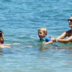 Alessandra Ambrosio con su pareja y su hijo en Hawaii