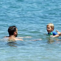 Alessandra Ambrosio con su pareja y su hijo en Hawaii