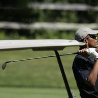 El Presidente Obama jugando al golf en Martha's Vineyard