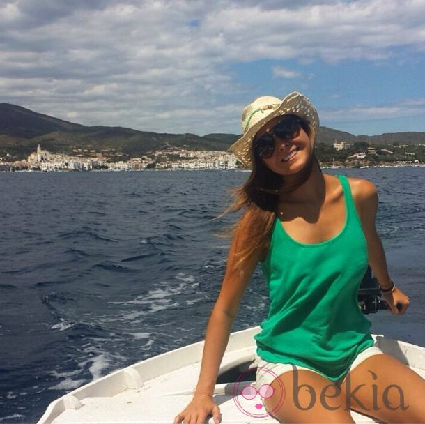 Natalia Sánchez en una barca en Cadaqués