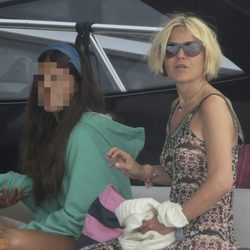 Eugenia Martínez de Irujo y su hija Cayetana en un yate en Ibiza