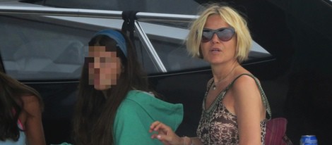 Eugenia Martínez de Irujo y su hija Cayetana en un yate en Ibiza