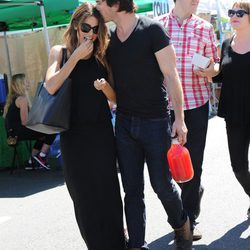Ian Somerhalder besa a Nikki Reed en un mercado de Los Angeles
