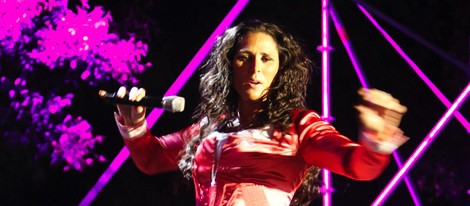 Rosa López actuando en las fiestas de La Paloma de Madrid