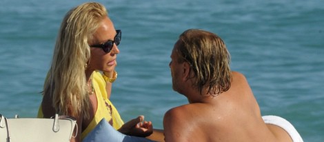 Carmen Lomana charlando con un nuevo acompañante en la playa de Marbella