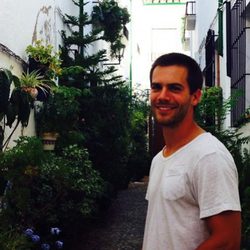 Marc Clotet haciendo turismo por las calles de Priego de Córdoba