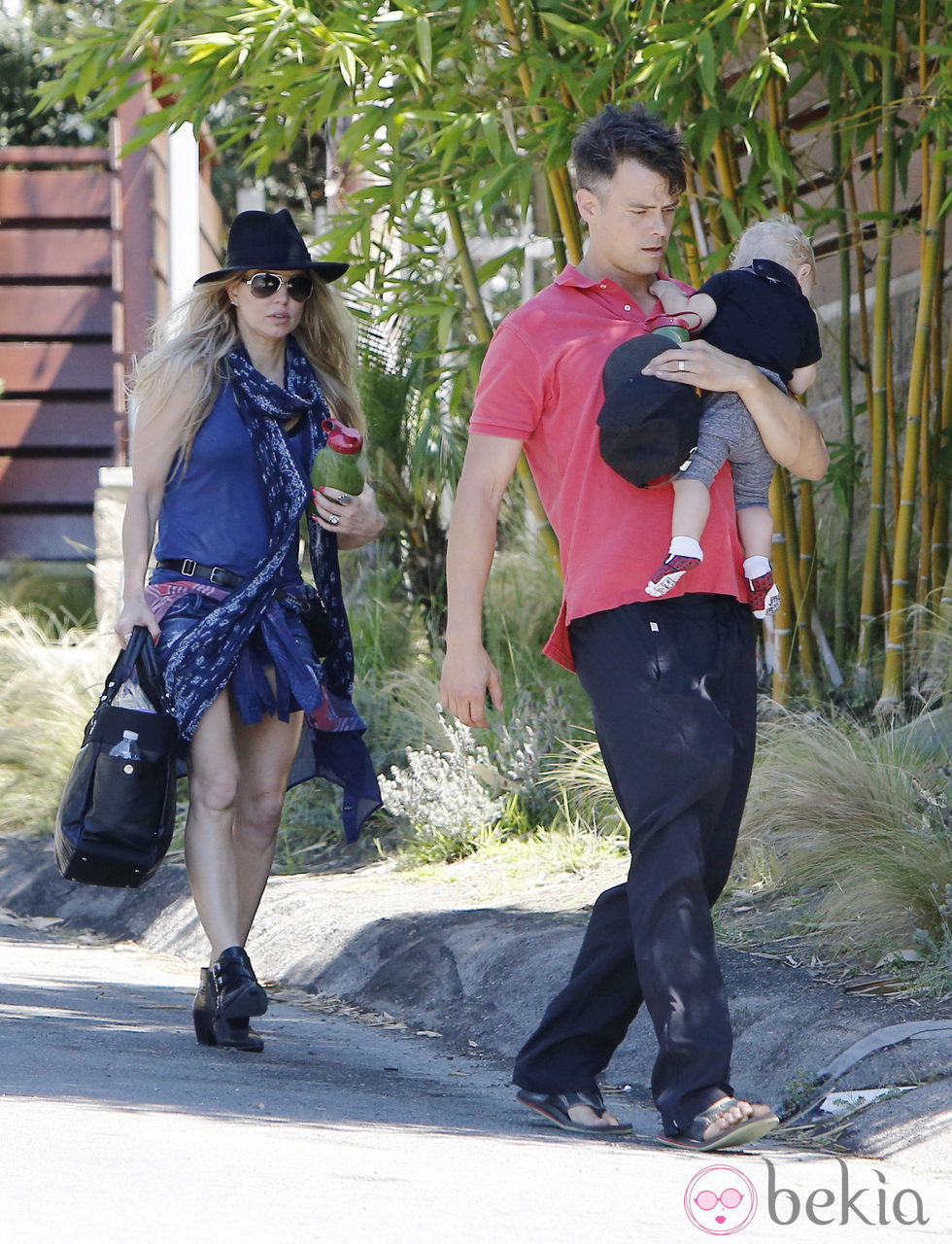 Fergie y Josh Duhamel paseando al pequeño Axl en Los Ángeles