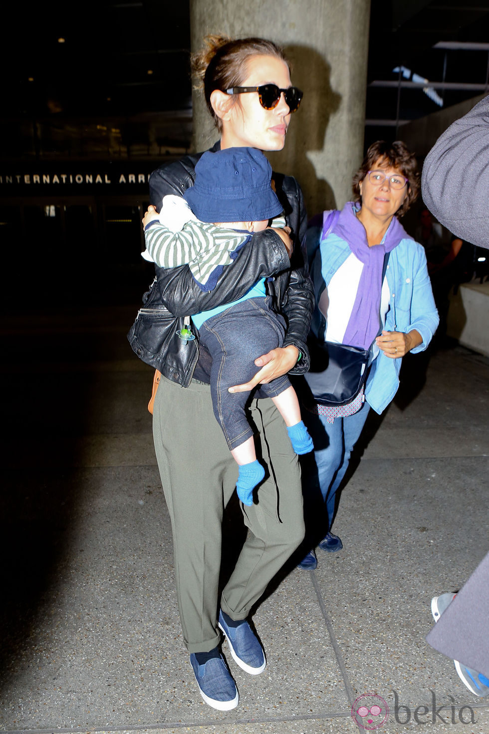 Carlota Casiraghi con su hijo Raphaël en el aeropuerto de Los Angeles