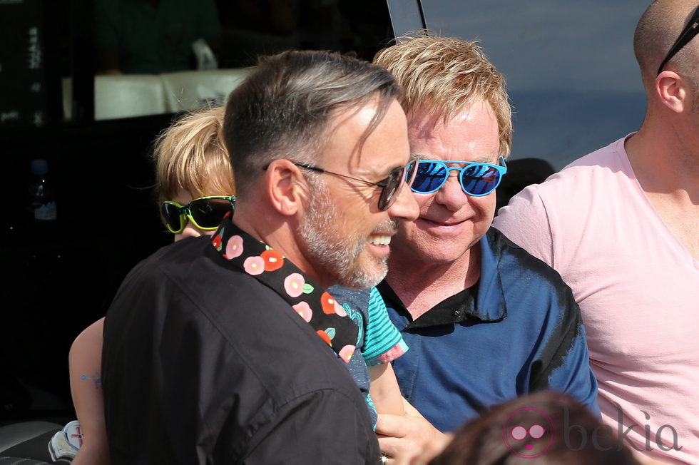 Elton John junto a David Furnish y su hijo Zachary en Saint-Tropez