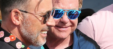 Elton John junto a David Furnish y su hijo Zachary en Saint-Tropez