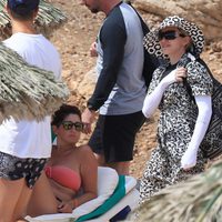 Madonna en una cala de Ibiza