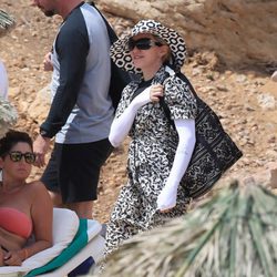 Madonna en una cala de Ibiza