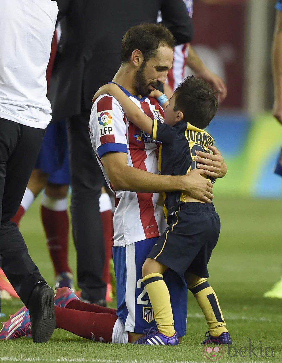 Juanfran Torres celebrando con su hijo Oliver la victoria en la Supercopa de España 2014