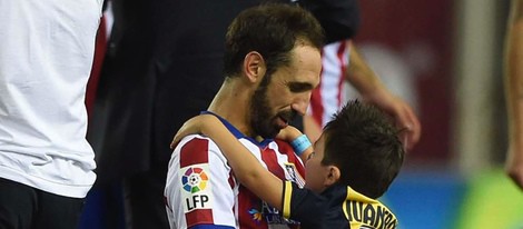 Juanfran Torres celebrando con su hijo Oliver la victoria en la Supercopa de España 2014