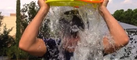 Alejandro Sanz cumple el reto del 'Ice Bucket Challenge'