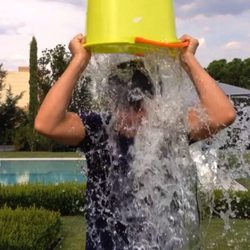 Alejandro Sanz cumple el reto del 'Ice Bucket Challenge'
