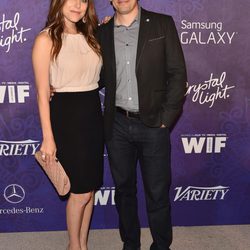 Jason Biggs y Jenny Mollen en una fiesta previa a la entrega de los Premios Emmy 2014