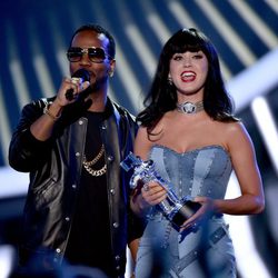Katy Perry recoge de manos de Juicy J su galardón de los MTV Video Music Awards 2014