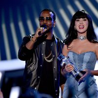 Katy Perry recoge de manos de Juicy J su galardón de los MTV Video Music Awards 2014
