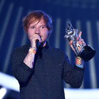 Ed Sheeran recogiendo su galardón de los MTV Video Music Awards 2014