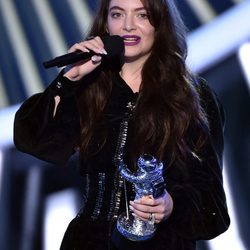 Lorde con su galardón de los MTV Video Music Awards 2014