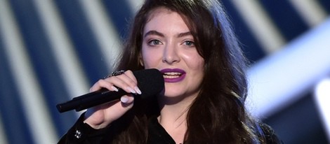 Lorde con su galardón de los MTV Video Music Awards 2014