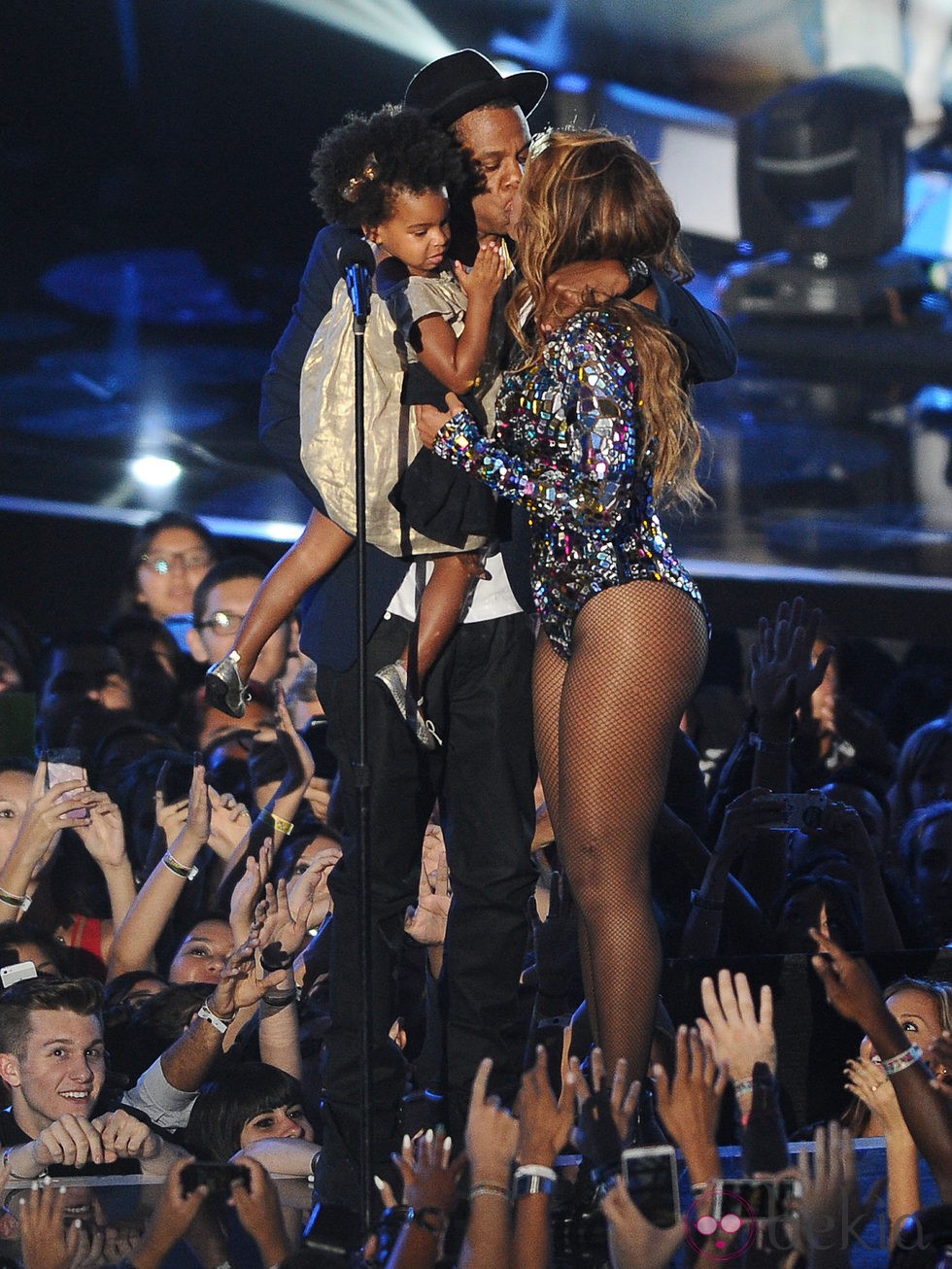 Jay Z con Blue Ivy Carter y besando a Beyoncé en los MTV Video Music Awards 2014