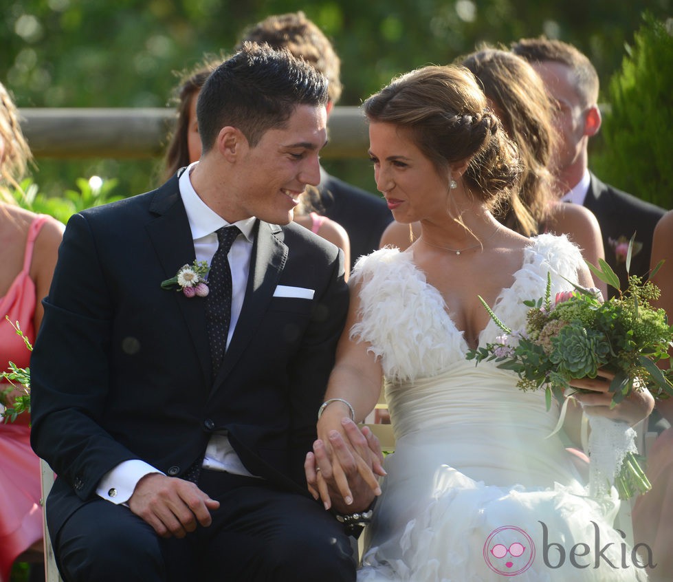 Aleix Espargaró y Laura Montero se dedican una romántica mirada en su boda