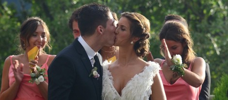 Aleix Espargaró y Laura Montero se dan un beso tras convertirse en marido y mujer