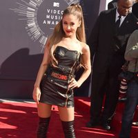 Ariana Grande en la alfombra roja de los MTV Video Music Awards 2014