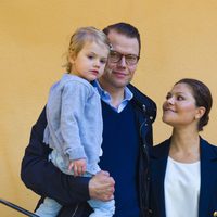 Victoria y Daniel de Suecia con su hija Estela en su primer día de escuela