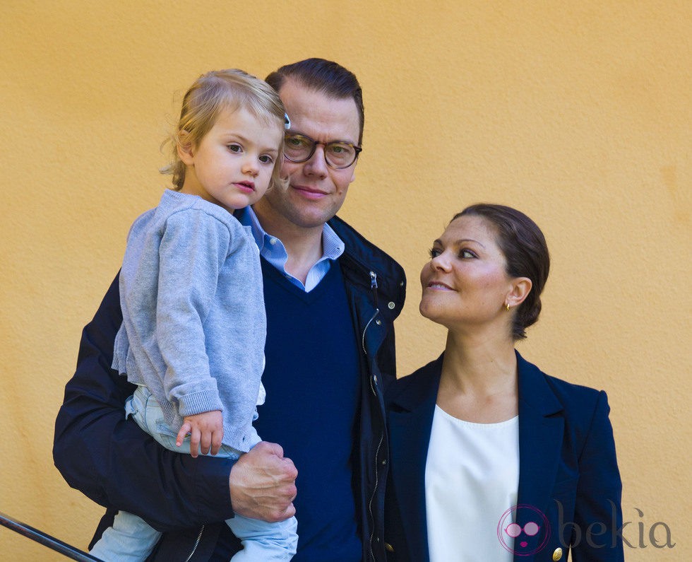 Victoria y Daniel de Suecia con su hija Estela en su primer día de escuela