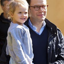Daniel de Suecia con su hija la Princesa Estela en su primer día de escuela