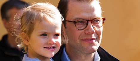 Daniel de Suecia con su hija la Princesa Estela en su primer día de escuela