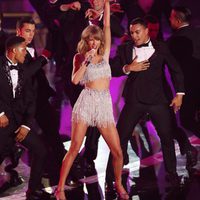 Taylor Swift actuando en los MTV Video Music Awards 2014