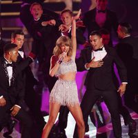 Taylor Swift actuando en los MTV Video Music Awards 2014