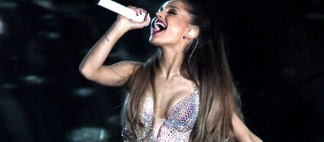 Ariana Grande actuando en los MTV Video Music Awards 2014