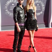 Adam Levine y Behati Prinsloo en la alfombra roja de los MTV Video Music Awards 2014