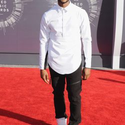 Usher en la alfombra roja de los MTV Video Music Awards 2014