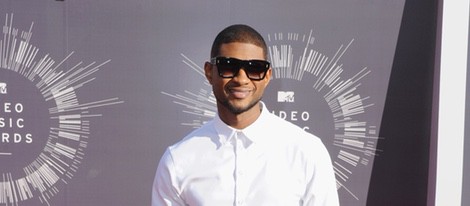Usher en la alfombra roja de los MTV Video Music Awards 2014