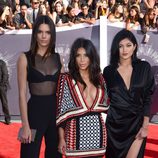 Kendall Jenner, Kim Kardashian y Kylie Jenner en la alfombra roja de los MTV Video Music Awards 2014