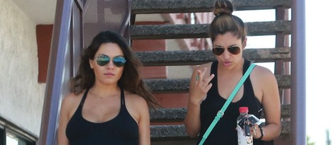 Mila Kunis sale del gimnasio con una amiga en la recta final del embarazo